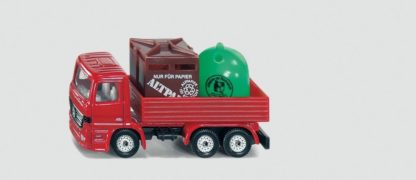 Nákladní auto s recyklovaným odpadem