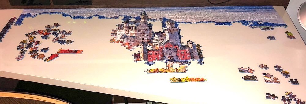 Skládání puzzle probíhá
